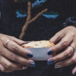 Яркие украшения в форме красного перца чили с эмалью и камнями