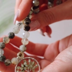 Украшения-талисманы удачи с символическими элементами и драгоценными камнями