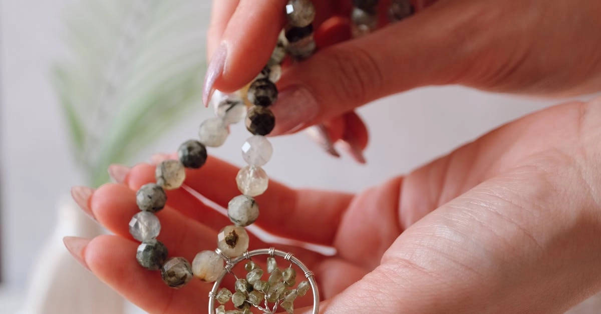 Украшения-талисманы удачи с символическими элементами и драгоценными камнями